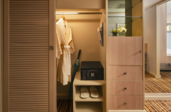Amari Bangkok closet